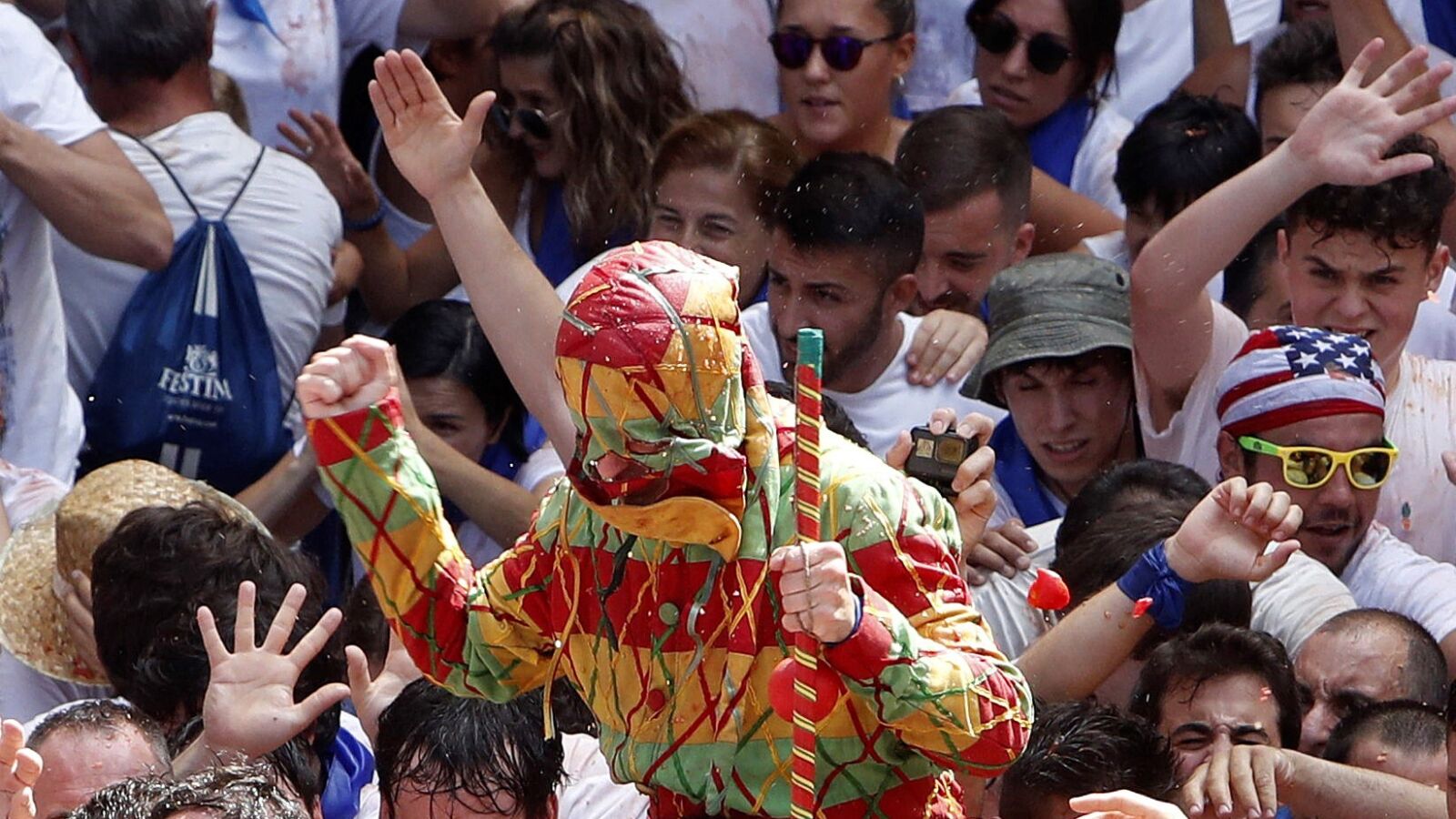 Miles de personas reciben a Cipotegato a tomatazos en las fiestas de Tarazona