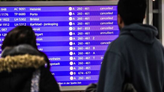 Pasajeros miran los vuelos cancelados en una pantalla informativa
