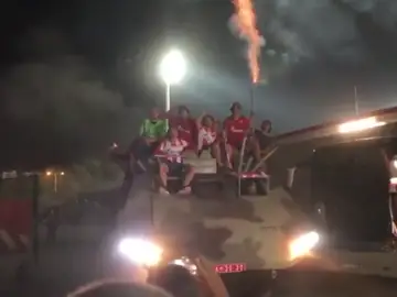 Los jugadores del Estrella Roja celebran el pase a la Champions en un tanque de la guerra de Yugoslavia Los jugadores del Estrella Roja celebran el pase a la Champions en un tanque de la guerra de Yugoslavia