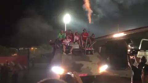 Los jugadores del Estrella Roja celebran el pase a la Champions en un tanque de la guerra de Yugoslavia Los jugadores del Estrella Roja celebran el pase a la Champions en un tanque de la guerra de Yugoslavia