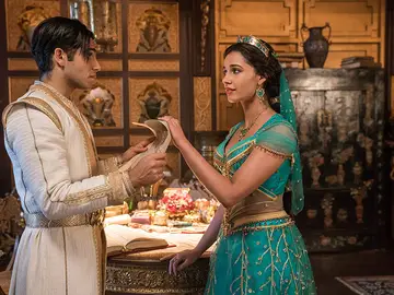 Mena Massoud y Naomi Watts en 'Aladdin' Mena Massoud y Naomi Watts en 'Aladdin'