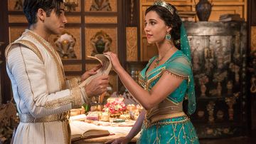 Mena Massoud y Naomi Watts en 'Aladdin'