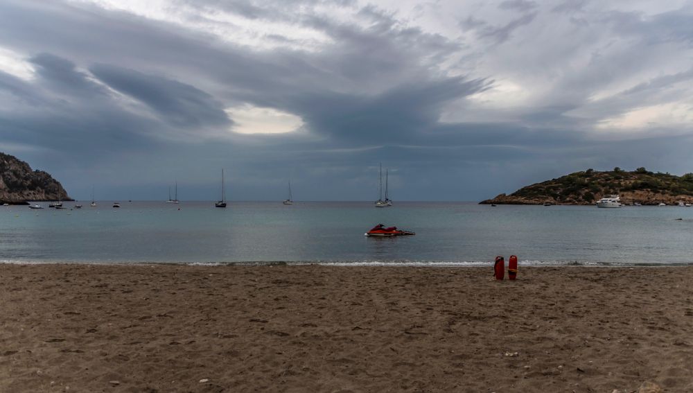 Vista de la playa de Sant Elm en Palma de Mallorca vacia este martes como consecuencia de la lluvia que cae en Baleares.