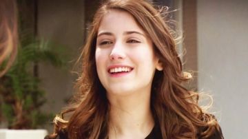 Hazal Kaya como Feriha Yilmaz en 'El secreto de Feriha'