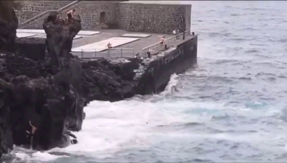 Unos jóvenes desafían el oleaje tirándose desde un peligroso acantilado en San Telmo, Tenerife