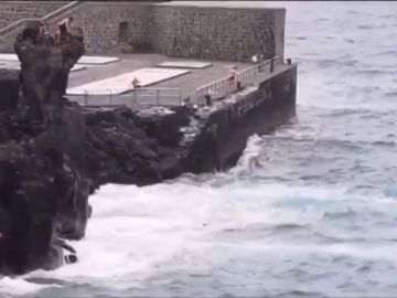 Unos jóvenes desafían el oleaje tirándose desde un peligroso acantilado en San Telmo, Tenerife