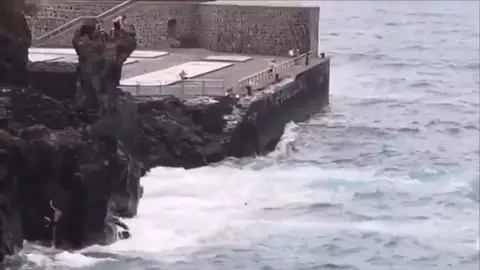 Unos jóvenes desafían el oleaje tirándose desde un peligroso acantilado en San Telmo, Tenerife Unos jóvenes desafían el oleaje tirándose desde un peligroso acantilado en San Telmo, Tenerife