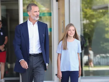El rey Felipe y la infanta Sofía tras visitar a Don Juan Carlos El rey Felipe y la infanta Sofía tras visitar a Don Juan Carlos