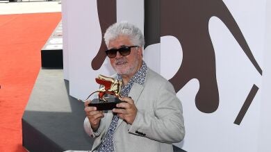 Almodóvar recibiendo el León de Oro: 