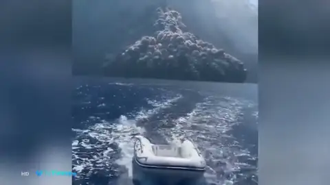 La impresionante erupción del volcán Stromboli en Italia casi alcanza a los turistas La impresionante erupción del volcán Stromboli en Italia casi alcanza a los turistas