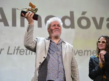 Pedro Almodóvar con el León de Oro Pedro Almodóvar con el León de Oro