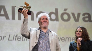 Pedro Almodóvar con el León de Oro