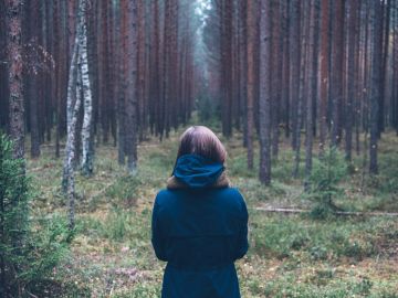 Niña en un bosque