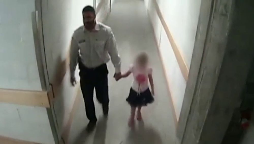 Un agente de seguridad abusa sexualmente de una menor que se había perdido y después la lleva con sus padres