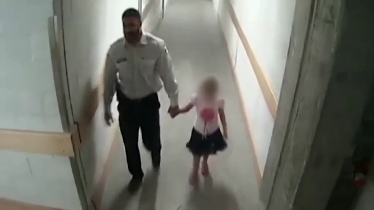 Vídeo: Un vigilante de seguridad abusa sexualmente de una niña que se había perdido