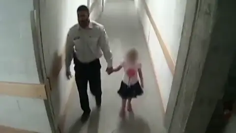 Un agente de seguridad abusa sexualmente de una menor que se había perdido y después la lleva con sus padres Un agente de seguridad abusa sexualmente de una menor que se había perdido y después la lleva con sus padres