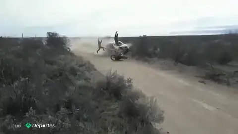 Durísimas imágenes: escalofriante choque frontal de un coche y una moto en un rally Durísimas imágenes: escalofriante choque frontal de un coche y una moto en un rally