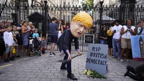 Un hombre vestido con una careta del primer ministro del Reino Unido, Boris Johnson, participa en una protesta frente al n&uacute;mero 10 de Downing Street en Londres.