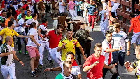 El tercer encierro de Sanse, inusualmente largo, deja ocho heridos El tercer encierro de Sanse, inusualmente largo, deja ocho heridos