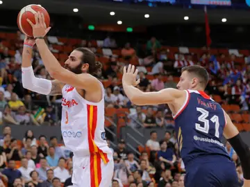 Ricky Rubio pasa el balón ante la defensa del alero ruso Evgeny Valiev Ricky Rubio pasa el balón ante la defensa del alero ruso Evgeny Valiev