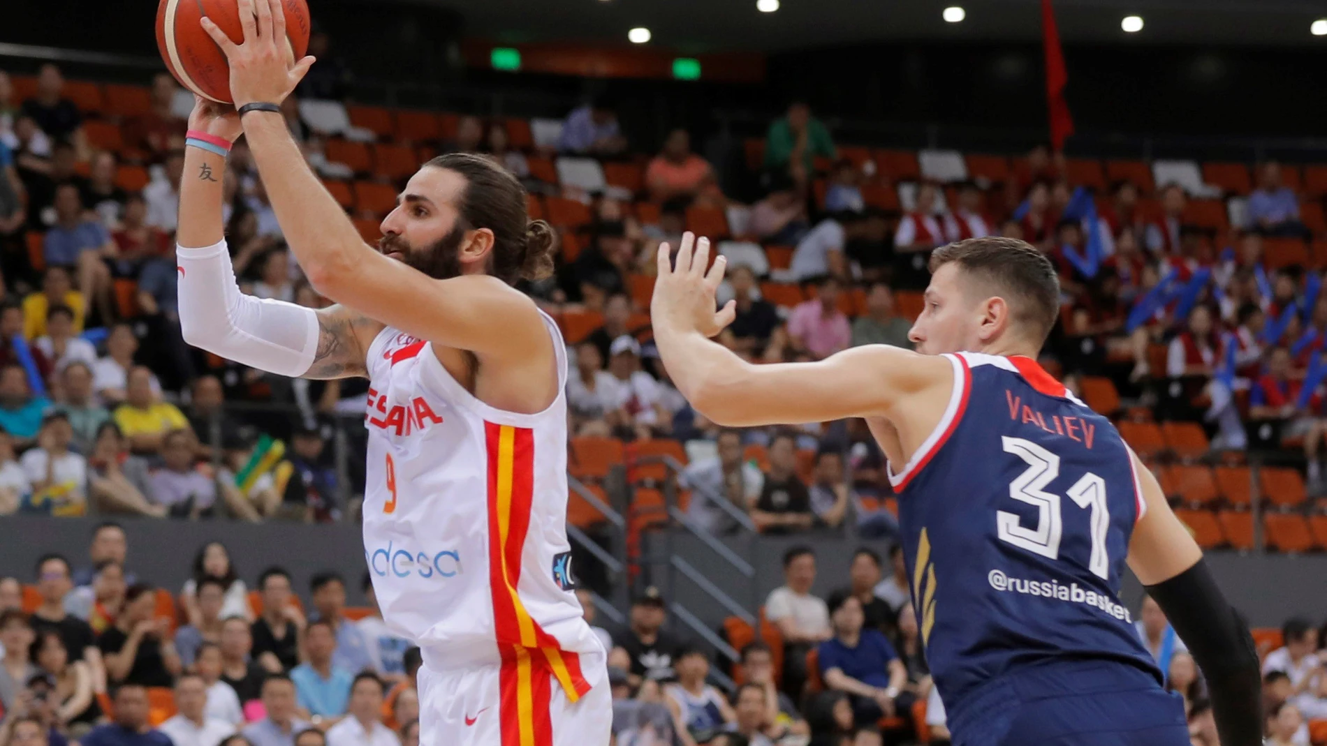 Ricky Rubio pasa el balón ante la defensa del alero ruso Evgeny Valiev Ricky Rubio pasa el balón ante la defensa del alero ruso Evgeny Valiev