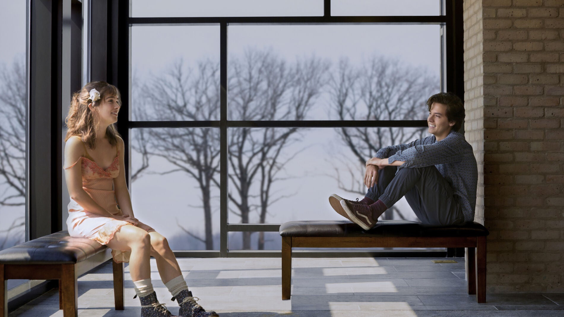 Haley Lu Richardson y Cole Sprouse en 'A dos metros de ti'