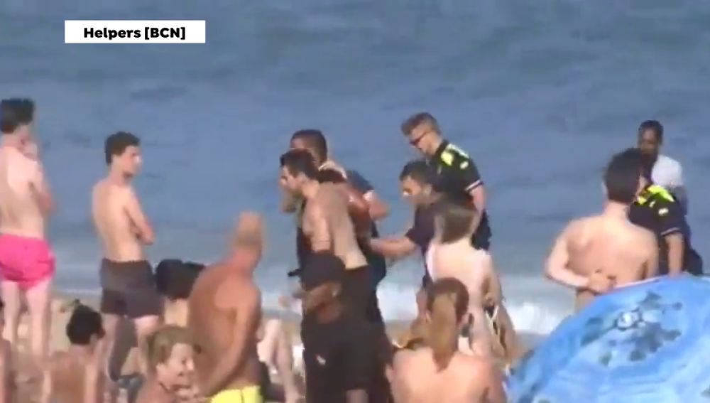 Detenido un hombre que intentaba huir a nado en la playa de la Barceloneta