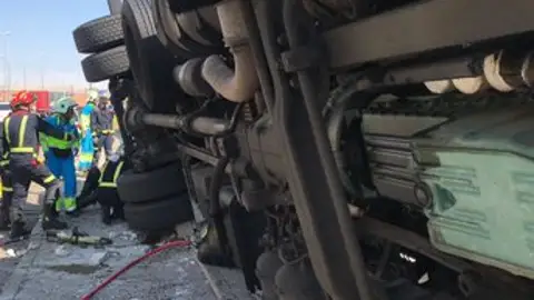 Herido grave un trabajador aplastado al volcar el camión que estaba descargando Herido grave un trabajador aplastado al volcar el camión que estaba descargando