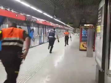 Grafiteros asaltan el metro de Barcelona