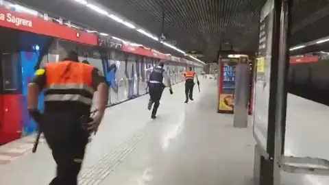 Grafiteros asaltan el metro de Barcelona Grafiteros asaltan el metro de Barcelona