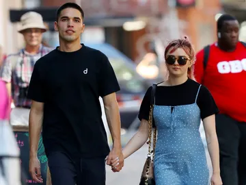 El paseo de Maisie Williams con su novio Reuben Selby El paseo de Maisie Williams con su novio Reuben Selby