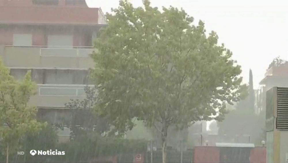 Los servicios de emergencias gestionan varias decenas de avisos por tormentas en Madrid 