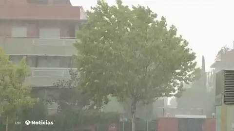 Los servicios de emergencias gestionan varias decenas de avisos por tormentas en Madrid Los servicios de emergencias gestionan varias decenas de avisos por tormentas en Madrid