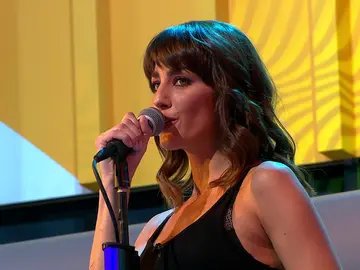 Laura Moure deja alucinado a todo el plató de ‘La ruleta de la suerte’ tras cantar una versión de ‘All my loving’ Laura Moure deja alucinado a todo el plató de ‘La ruleta de la suerte’ tras cantar una versión de ‘All my loving’