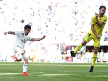 Isco Alarcón lanza ante Manu Trigueros del Villarreal CF