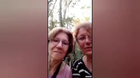 El simpático vídeo que dos sexagenarias argentinas graban tras perderse en el bosque: "No tenemos la más puta idea de cómo mierda salir" El simpático vídeo que dos sexagenarias argentinas graban tras perderse en el bosque: "No tenemos la más puta idea de cómo mierda salir"