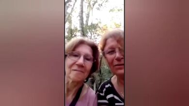 El simpático vídeo que dos sexagenarias argentinas graban tras perderse en el bosque: 