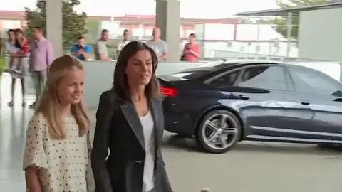 La reina Letizia y el princesa Leonor han encontrado al rey Juan Carlos "contento y hablador" La reina Letizia y el princesa Leonor han encontrado al rey Juan Carlos "contento y hablador"