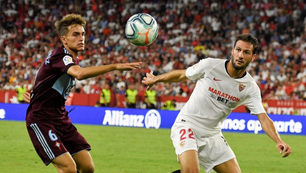 Franco Vázquez lucha con Denis Suárez