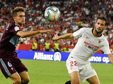 Franco Vázquez lucha con Denis Suárez Franco Vázquez lucha con Denis Suárez