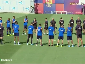 Minuto de silencio en memoria de Xana antes del entrenamiento del FC Barcelona Minuto de silencio en memoria de Xana antes del entrenamiento del FC Barcelona