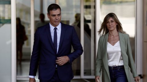 Pedro Sánchez y su mujer Begoña Gómez visitan al rey