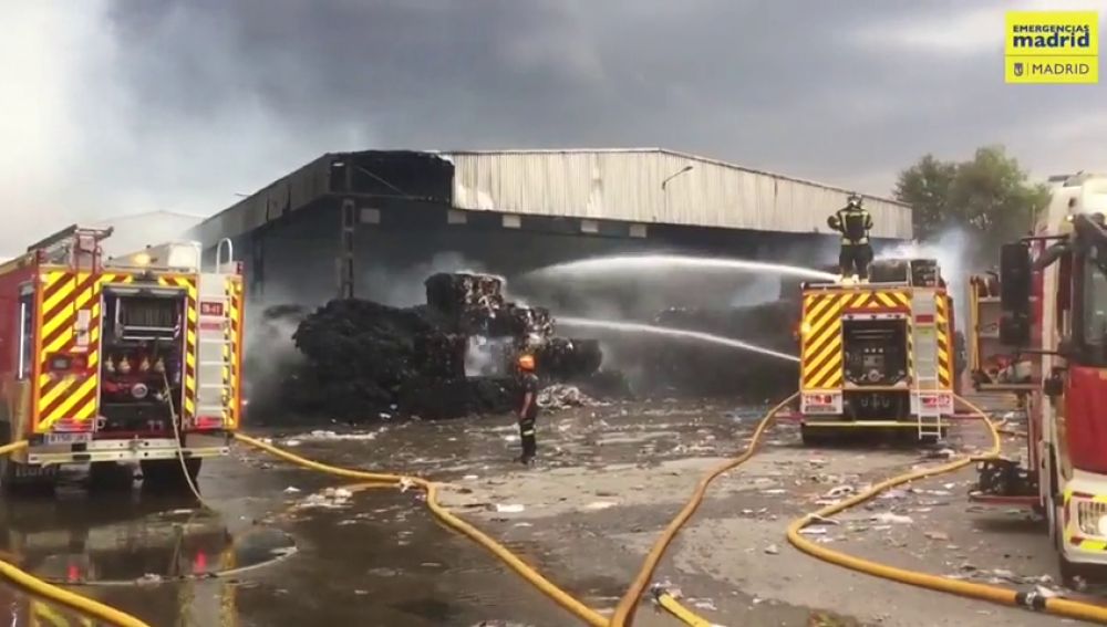 Aparatoso incendio en una planta de papel en Vicálvaro