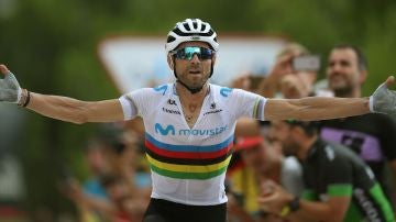 Alejandro Valverde celebra su victoria en la séptima etapa