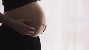 Foto de archivo de una mujer embarazada