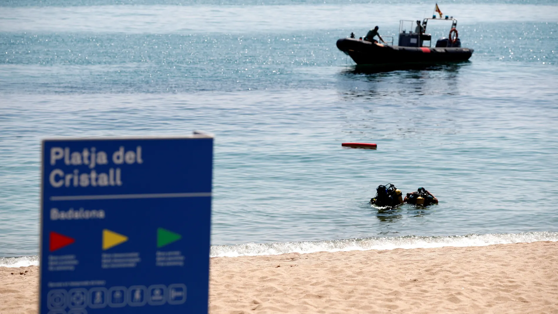 Cierran el acceso a una playa de Badalona tras hallar un artefacto en el agua Cierran el acceso a una playa de Badalona tras hallar un artefacto en el agua