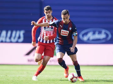 Álvaro Morata y Gonzalo Escalante disputan un balón 