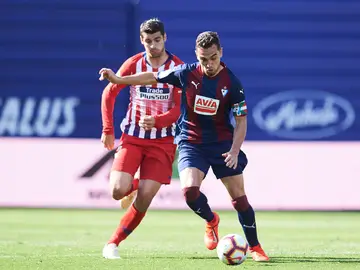 Álvaro Morata y Gonzalo Escalante disputan un balón Álvaro Morata y Gonzalo Escalante disputan un balón