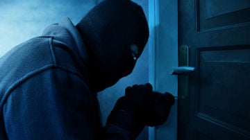 Ladrón robando en una casa