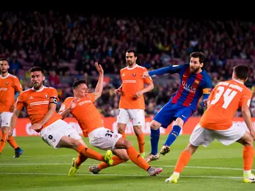 Leo Messi lanza en el último partido del FC Barcelona frente al Osasuna Leo Messi lanza en el último partido del FC Barcelona frente al Osasuna